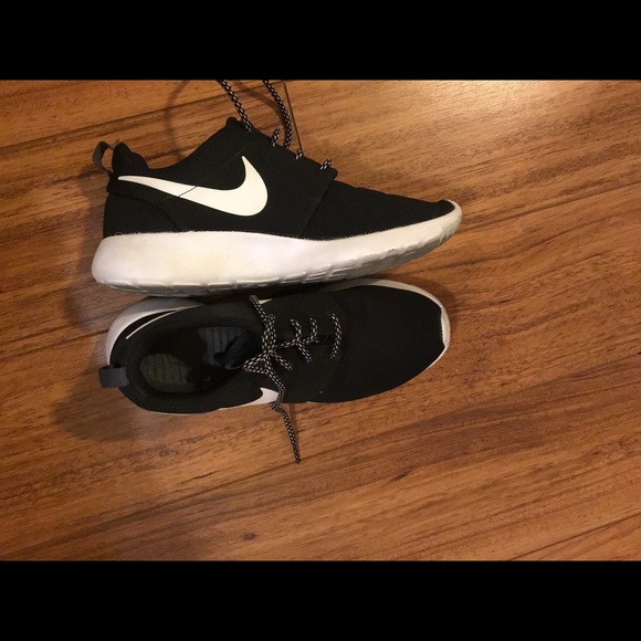 Nike Shoes - Nike Rosches